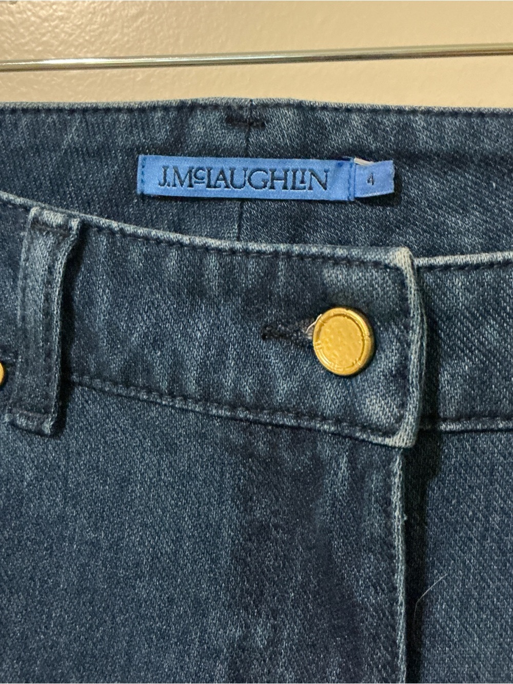 Cute J. McLaughlin Dark Blue Denim jeans with Gold Buttons sz 4